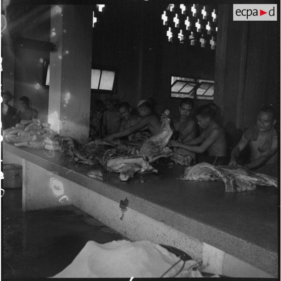 Les bouchers au travail dans un camp de PIM (prisonniers et internés militaires).