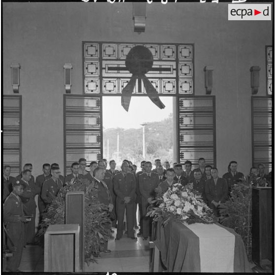 Office religieux célébré dans la chapelle de l'hôpital Lanessan lors des obsèques du médecin-capitaine Jean Raymond, en présence de différentes unités des TAPN (Troupes aéroportées parachutistes du Nord).