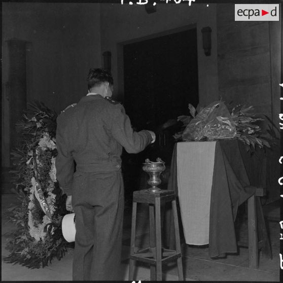 Aspersion du cercueil lors des obsèques du médecin-capitaine Jean Raymond.