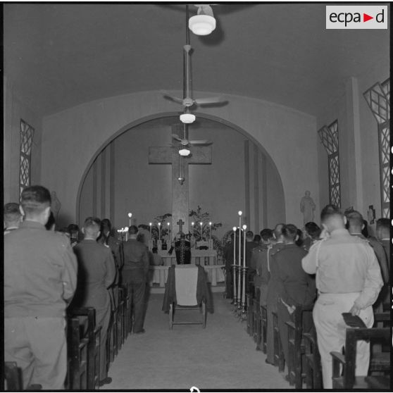 Office religieux lors des obsèques du médecin-capitaine Jean Raymond, célébré dans la chapelle de l'hôpital Lanessan.