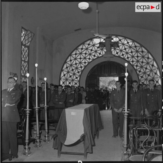 Office religieux lors des obsèques du médecin-capitaine Jean Raymond, célébré dans la chapelle de l'hôpital Lanessan.