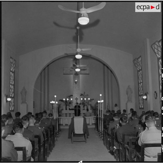 Office religieux lors des obsèques du médecin-capitaine Jean Raymond, célébré dans la chapelle de l'hôpital Lanessan.