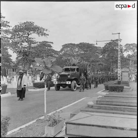 Convoi funéraire arrivant au cimetière militaire d'Hanoï lors des obsèques du médecin-capitaine Jean Raymond.