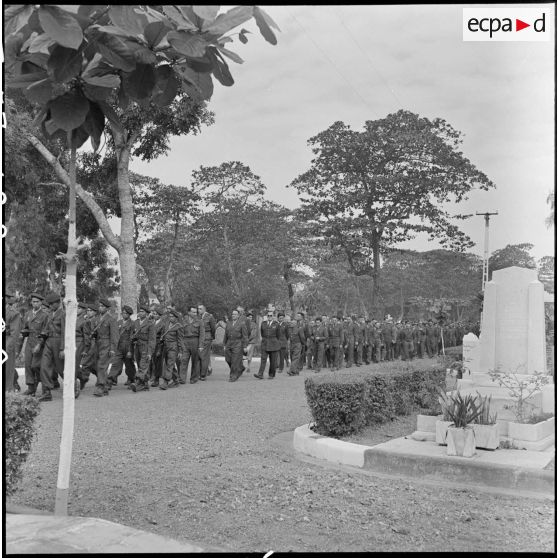 Convoi funéraire arrivant au cimetière militaire d'Hanoï lors des obsèques du médecin-capitaine Jean Raymond, en présence de différentes unités des TAPN (Troupes aéroportées parachutistes du Nord).