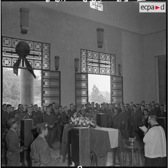 Office religieux célébré dans la chapelle de l'hôpital Lanessan lors des obsèques du médecin-capitaine Jean Raymond, en présence de différentes unités des TAPN (Troupes aéroportées parachutistes du Nord).