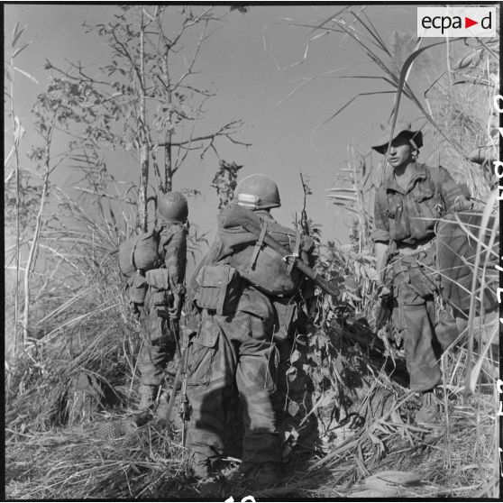 Au nord de Diên Biên Phu sur la piste Pavie, un sergent du 5e BPVN (bataillon de parachutistes vietnamiens) donne ses ordres à ses hommes qui se sont levés pour repartir à l'assaut des positions retranchées du Viêt-minh