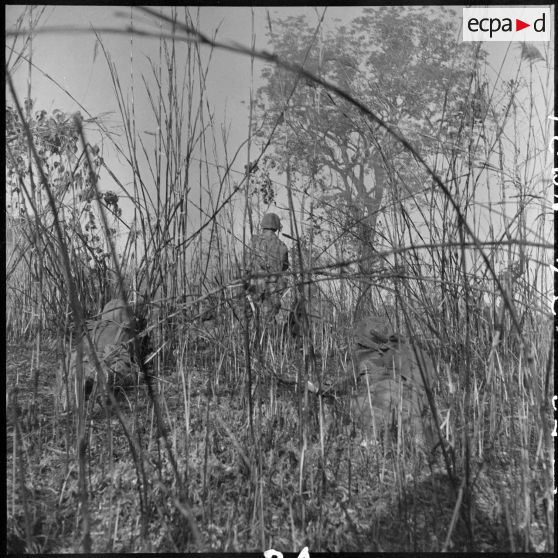 Contre-attaque de parachutistes du 2e GAP (groupement aéroporté) qui progressent par bonds courts sous les tirs des armes Viêt-minh.
