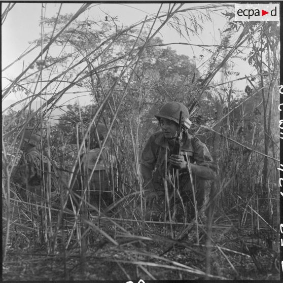 Au nord de Diên Biên Phu sur la piste Pavie, sur la cote 1145 face à un ennemi bien retranché, les parachutistes du 5e BPVN (bataillon de parachutistes vietnamiens) sont encerclés par l'incendie déclenché par le Viêt-minh et pris sous un violent tir de mortiers et de fusil-mitrailleurs.