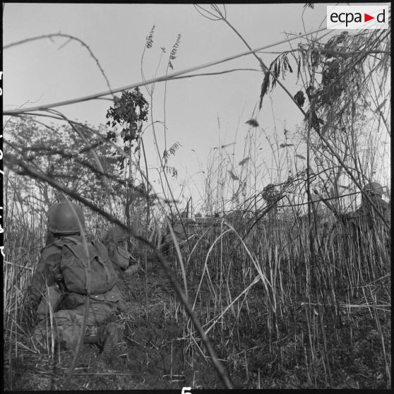 Reconnaissance au nord de Diên Biên Phu avec le GAP 2 (groupement aéroporté n°2) : des parachutistes se plaquent au sol pendant le tir Viêt-minh.