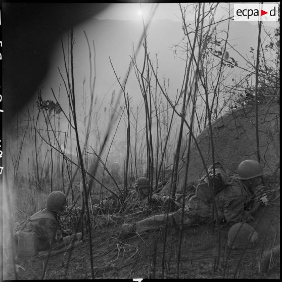 Reconnaissance au nord de Diên Biên Phu avec le GAP 2 (groupement aéroporté n°2) : les parachutistes se plaquent au sol alors que le Viêt-minh risposte par un matraquage de tirs au mortier.