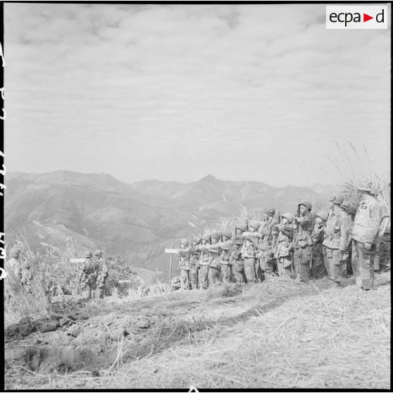 Les obsèques de parachutistes du GAP 2 (groupement aéroporté n°2) morts pendant les combats de la cote 1145, au nord de Diên Biên Phu.