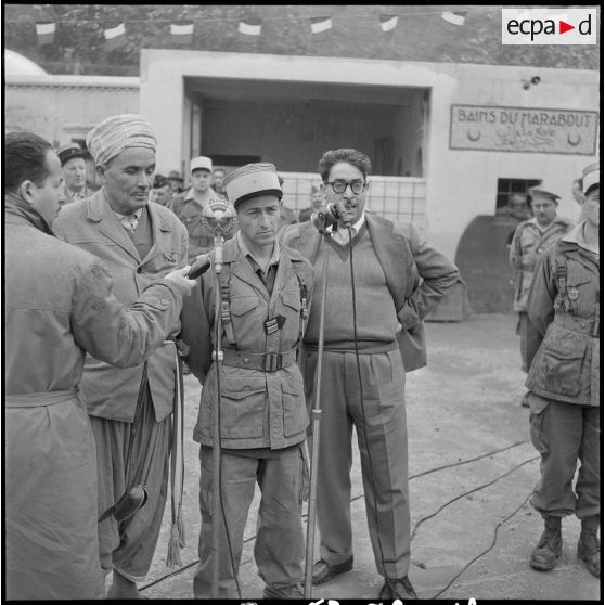 Cérémonie militaire près des bains du Marabout, station thermale de Hammam Melouane. [Description en cours]