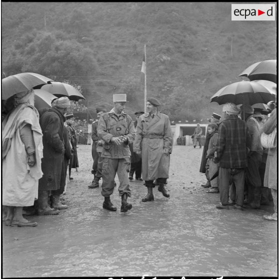 Cérémonie militaire près des bains du Marabout, station thermale de Hammam Melouane. [Description en cours]
