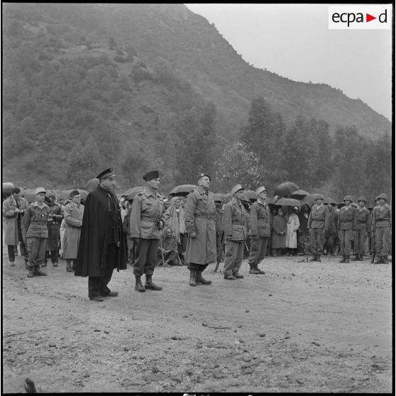 Cérémonie militaire près des bains du Marabout, station thermale de Hammam Melouane. [Description en cours]