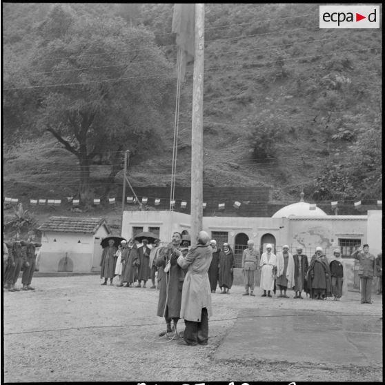 Cérémonie militaire près des bains du Marabout, station thermale de Hammam Melouane. [Description en cours]
