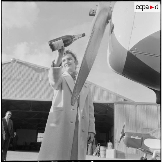 Baptême d’avion à l’Association Aéronautique Algérienne. [Description en cours]