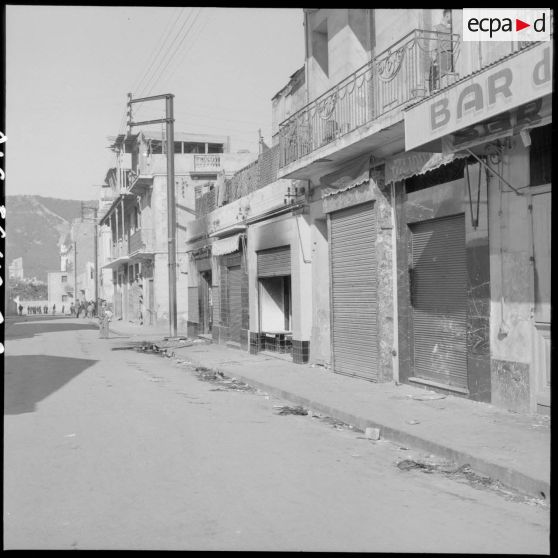 Une rue d'Oran après des manifestations.