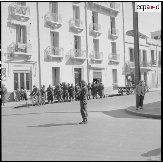 Soldats français dans les rues d'Oran.