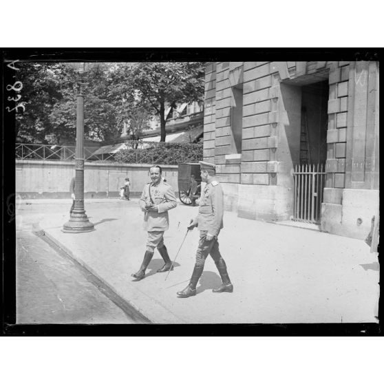 Paris. Hôtel Crillon. Officiers russes. [légende d'origine]