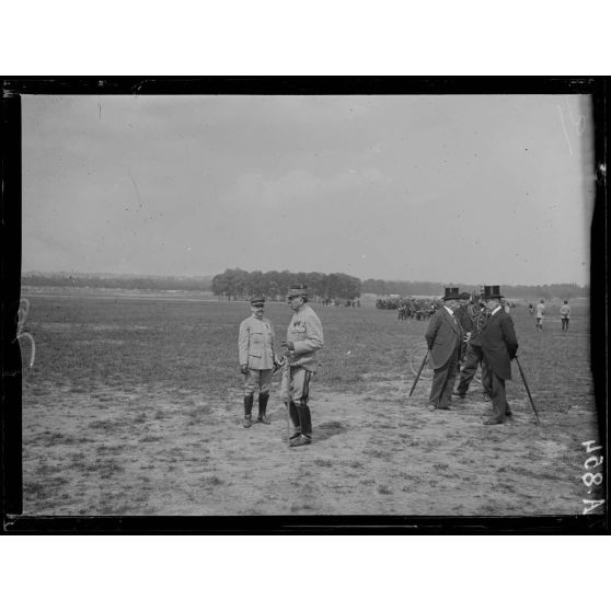 Hippodrome de Vincennes. Revue des sociétés de préparation militaire. Le général Parreau commandant le département de la Seine. [légende d'origine]