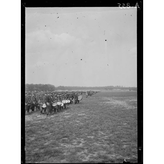 Hippodrome de Vincennes. Revue des sociétés de préparation militaire. La musique d'une des sociétés de préparation militaire. [légende d'origine]