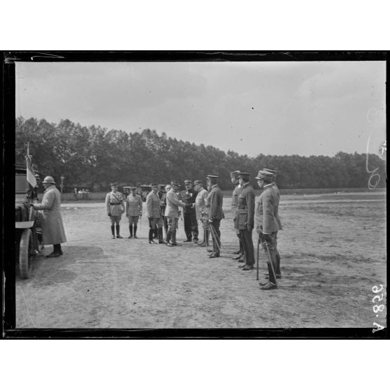 Hippodrome de Vincennes. Revue des sociétés de préparation militaire. Les généraux Dubail et Parreau saluent les attachés militaires étrangers. [légende d'origine]