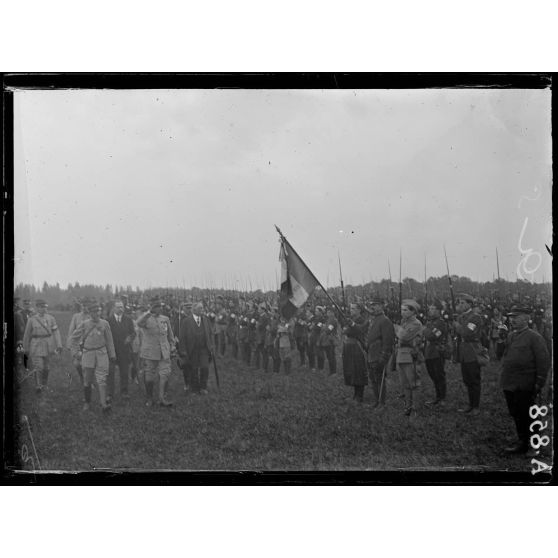 Hippodrome de Vincennes. Revue des sociétés de préparation militaire. Le général Dubail passant la revue. [légende d'origine]