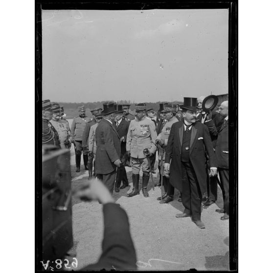 Hippodrome de Vincennes. Revue des sociétés de préparation militaire. Les généraux Dubail et Parreau et les présidents des groupements de sociétés. [légende d'origine]
