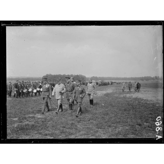 Hippodrome de Vincennes. Revue des sociétés de préparation militaire. Officiers étrangers passant devant les sociétés de préparation militaire. [légende d'origine]