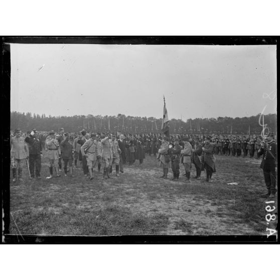 Hippodrome de Vincennes. Revue des sociétés de préparation militaire. Le général Dubail passant la revue. [légende d'origine]