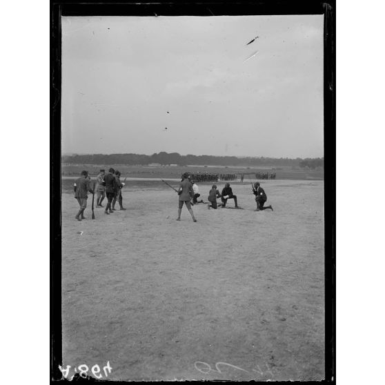 Hippodrome de Vincennes. Revue des sociétés de préparation militaire. Exercices d'escrime à la baïonnette. [légende d'origine]