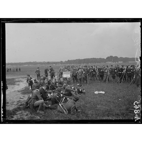Hippodrome de Vincennes. Revue des sociétés de préparation militaire. Le drapeau d'une fédération de sociétés de préparation militaire. [légende d'origine]