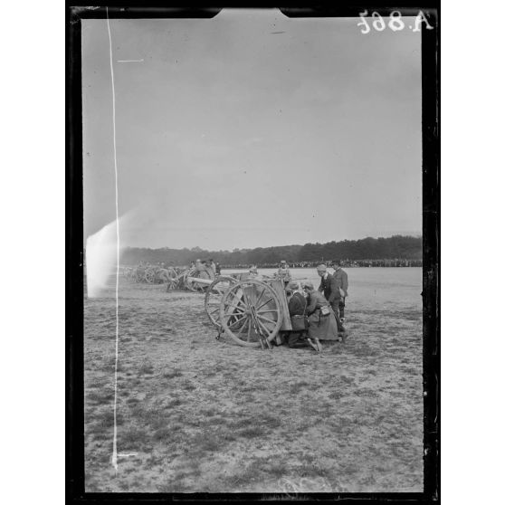 Hippodrome de Vincennes. Revue des sociétés de préparation militaire. Mise en batterie de pièces de 75. [légende d'origine]