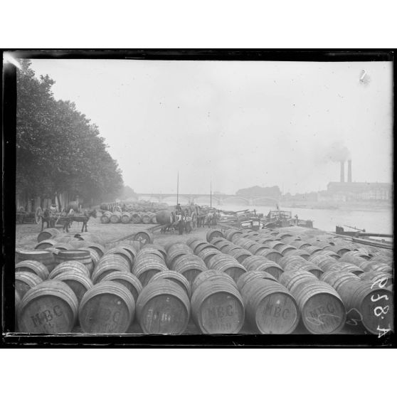 Paris. Les Quais de Seine face aux entrepôts de Bercy. [légende d'origine]