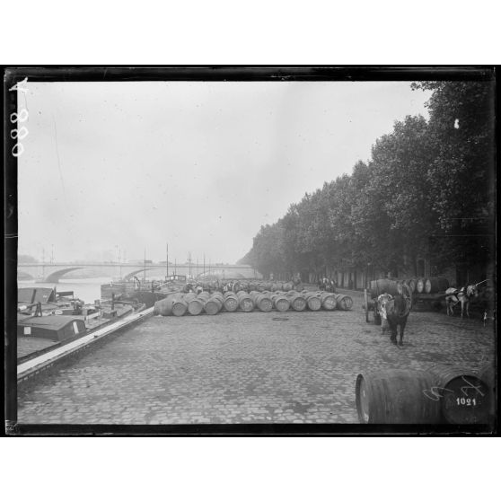 Paris. Les Quais de Seine face aux entrepôts de Bercy. [légende d'origine]
