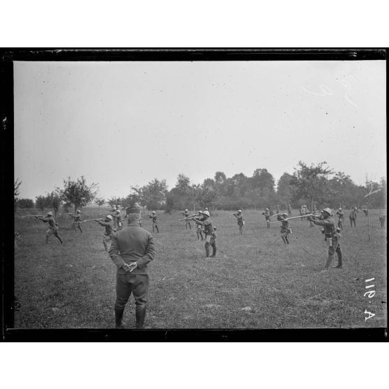 Bois d'Houssoy, près Remaugies. Somme. Exercices a la baïonnette. [légende d'origine]