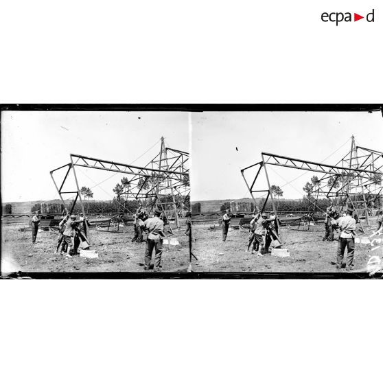 Villeneuve sur Yonne. Parc automobile. Montage d'un hangar. [légende d'origine]