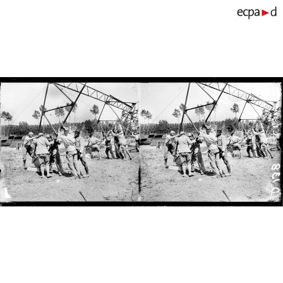 Villeneuve sur Yonne. Parc automobile. Montage d'un hangar. [légende d'origine]