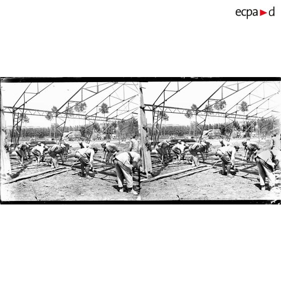 Villeneuve sur Yonne. Parc automobile. Montage d'un hangar ; pose des férrures métalliques. [légende d'origine]