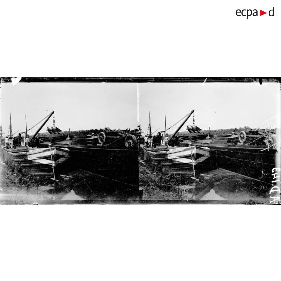 Villeneuve sur Yonne. Parc automobile. Arrivée de châssis à bord d'une péniche. [légende d'origine]