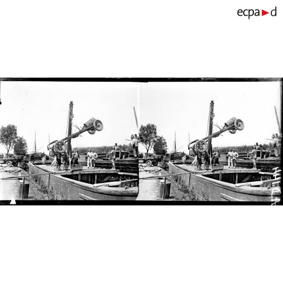 Villeneuve sur Yonne. Parc automobile. Débarquement de châssis amenés par péniches. [légende d'origine]