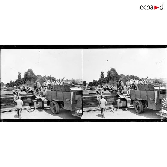 [Villeneuve sur Yonne. Parc automobile.Débarquement d'éléments de camion amenés par péniches.]