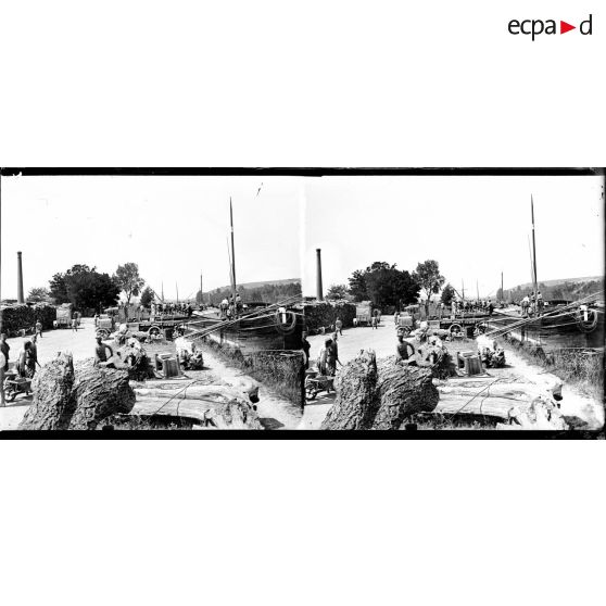 Villeneuve sur Yonne. Parc automobile. Débarquement de matériel amené par péniches. [légende d'origine]