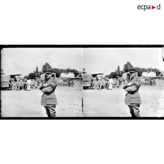 Villeneuve sur Yonne. Parc automobile. Le Lieutenant Pariot, chargé de l'aménagement du parc automobile. [légende d'origine]