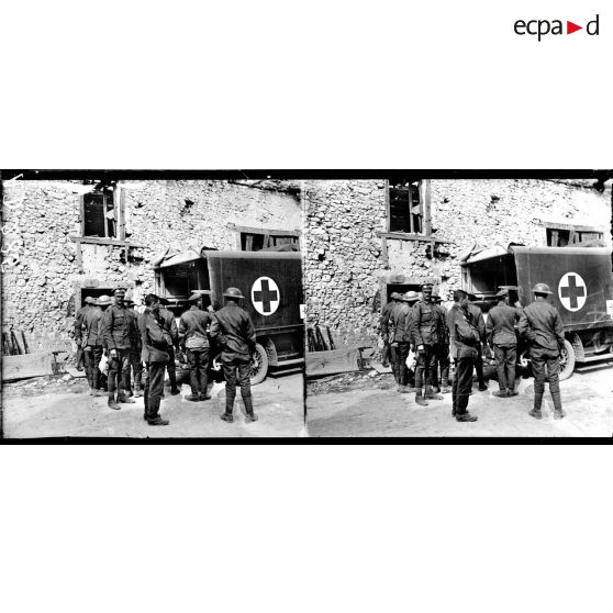 Chaumuzy. Marne. Poste de secours anglais. Evacuation de blessés. [légende d'origine]