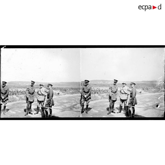 Remise de la fourragère à un régiment anglais. Le général anglais Godley. [légende d'origine]