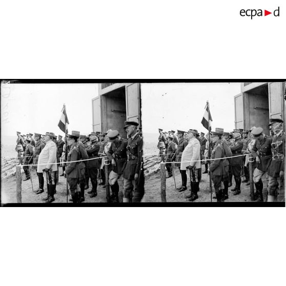 Remise de la fourragère à un régiment anglais. Pendant le défilé, le général Berthelot, commandant la 5eme armée et les officiers supérieurs français, anglais et italiens. [légende d'origine]