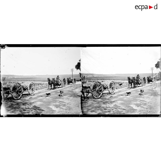 Remise de la fourragère à un régiment anglais. Le défilé, les voitures à munitions. [légende d'origine]