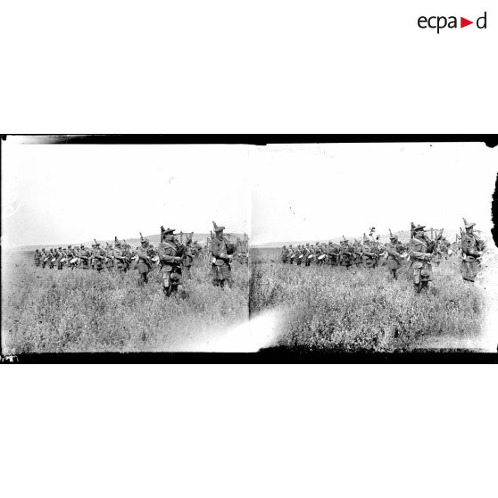 Remise de la fourragère à un régiment anglais. Le défilé des écossais, les cornemuses. [légende d'origine]