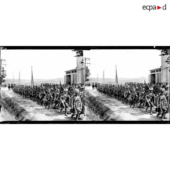 [Remise de la fourragère à un régiment anglais. Le défilé des écossais.]